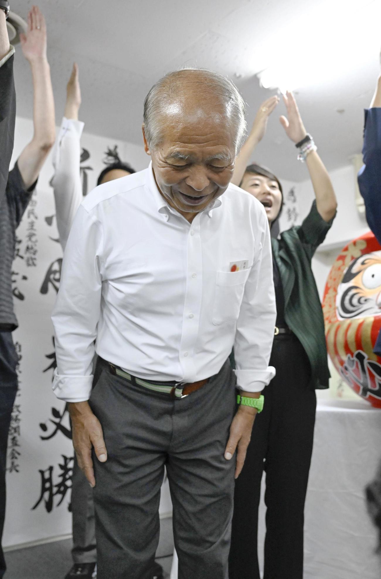 比例代表で当選が決まり、支援者らにお辞儀する自民党の鈴木宗男氏（共同）