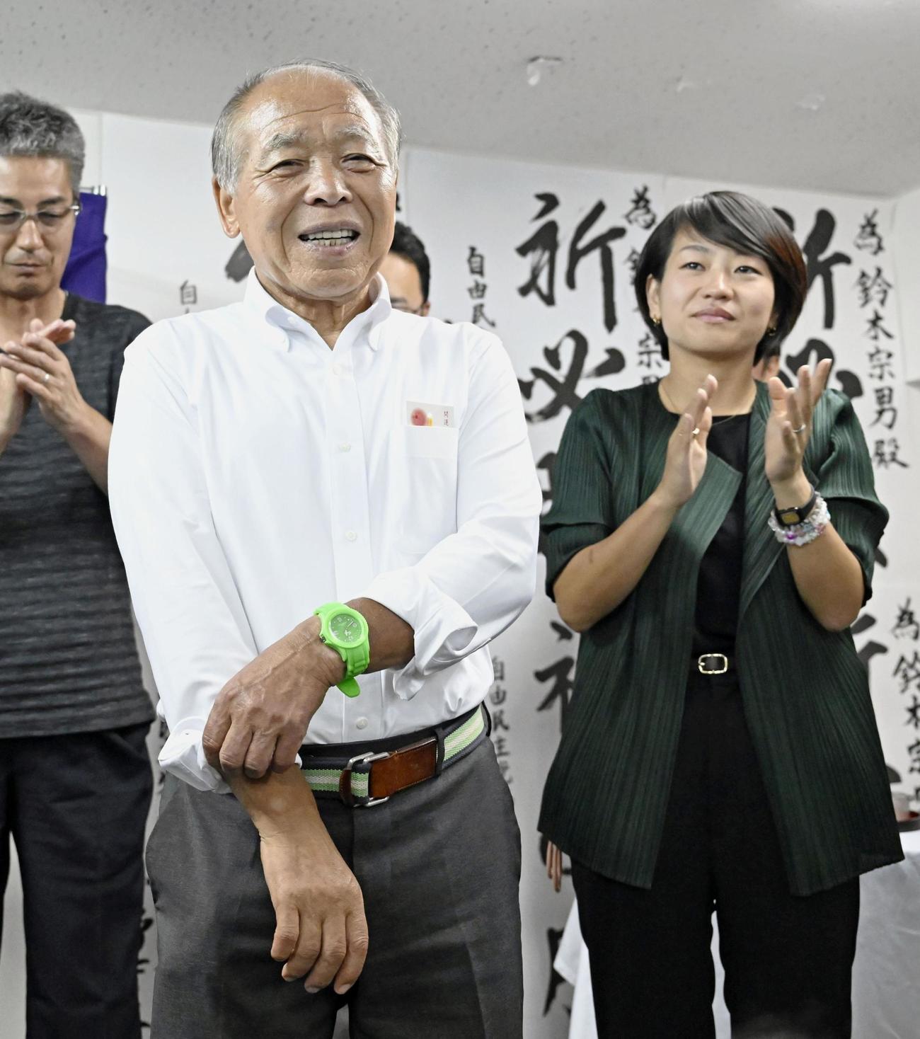 比例代表で当選が決まり、笑顔の自民党の鈴木宗男氏。右は長女の鈴木貴子衆院議員（共同）