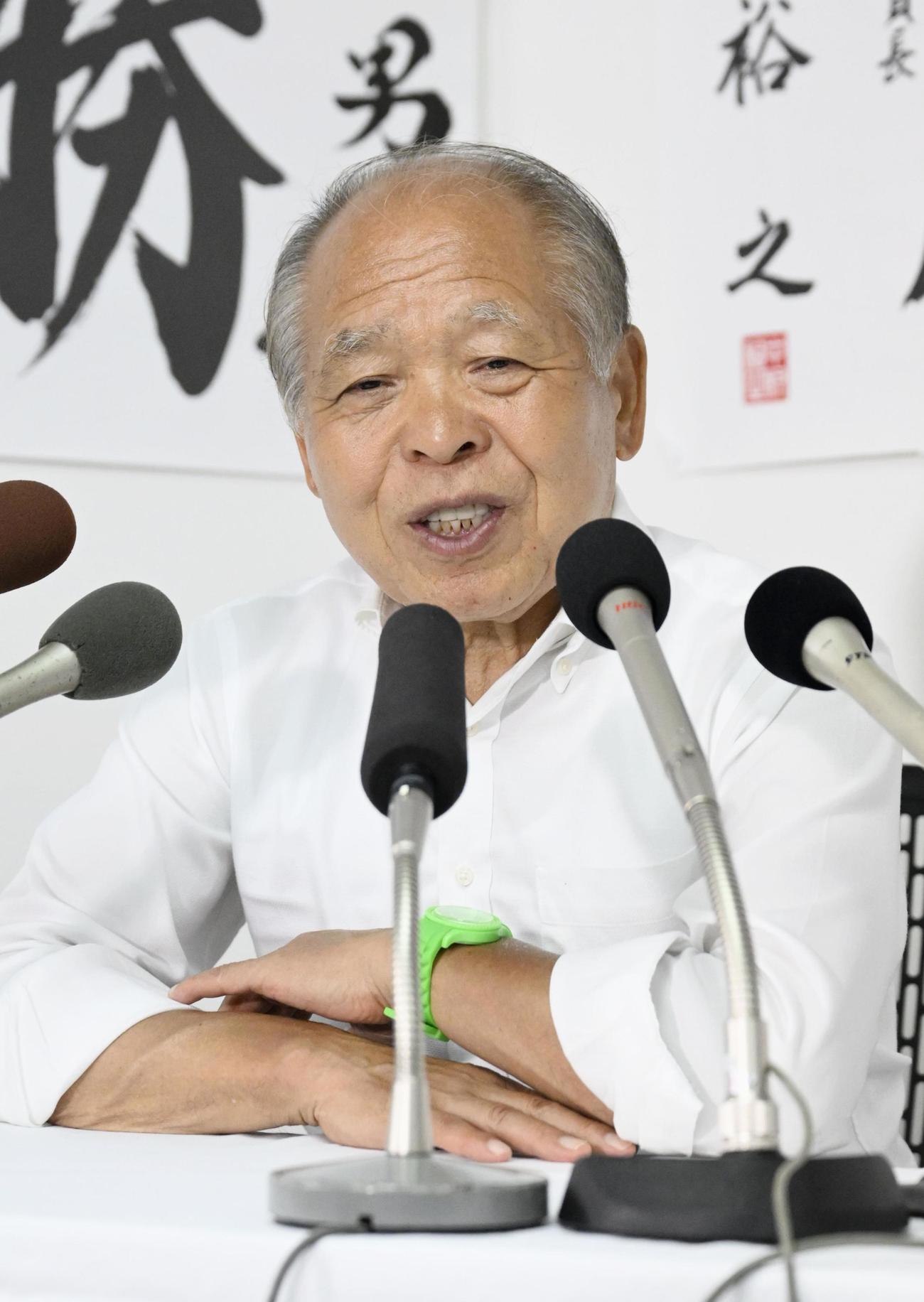 記者会見する自民党の比例代表で立候補した鈴木宗男氏。記者会見後に当選確実となった（共同）