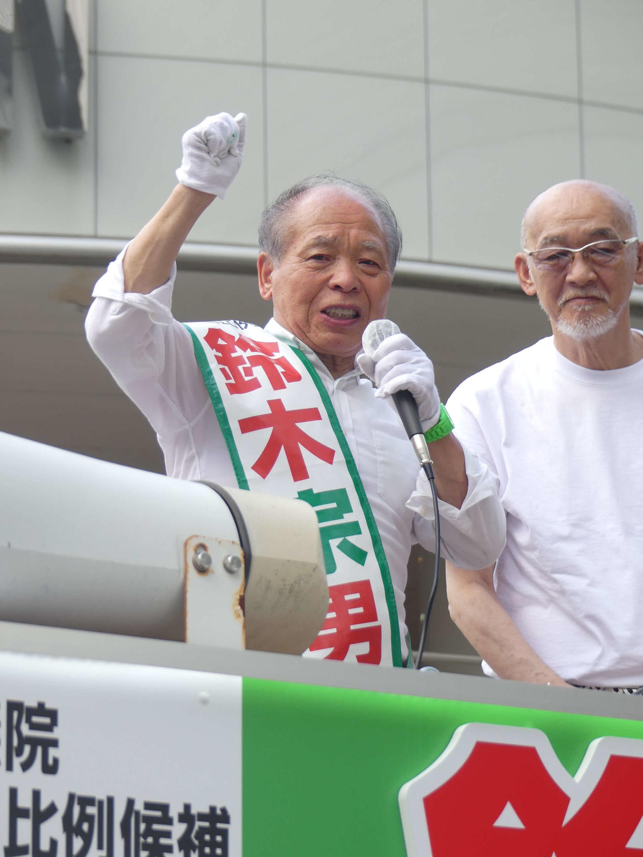 5日、参院選の選挙戦で、松山千春（右）とともに支持を訴える自民党の鈴木宗男氏