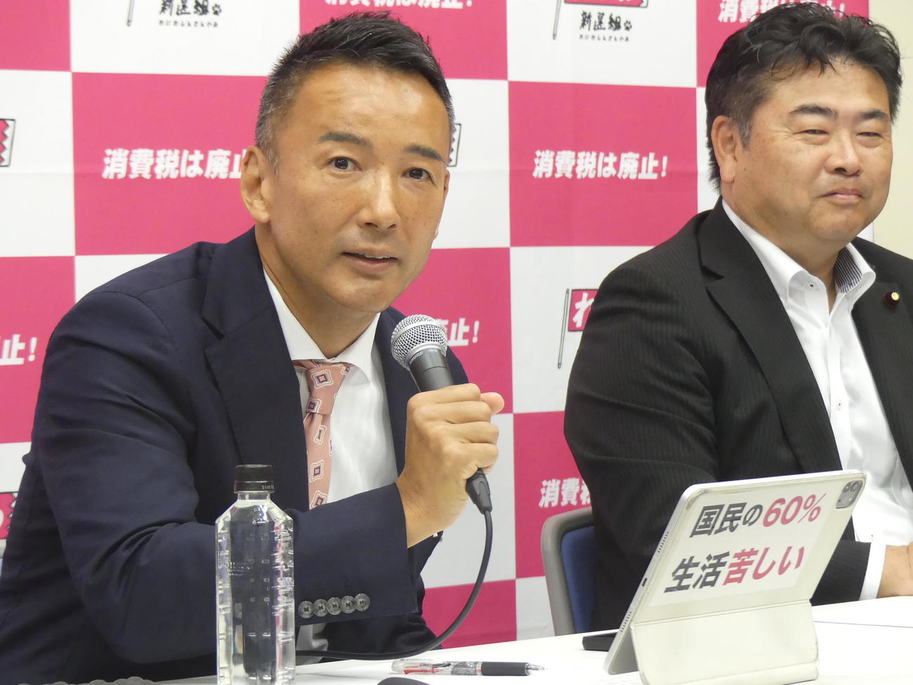 参院選を受けて記者会見するれいわ新選組の山本太郎代表。右は高井崇志幹事長（撮影・中山知子）