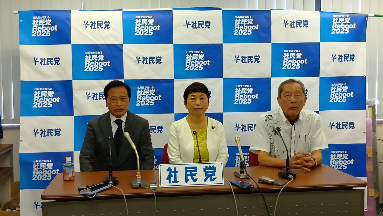 当選から数時間後に社民党本部で会見する、左からラサール石井、福島瑞穂党首、服部良一幹事長