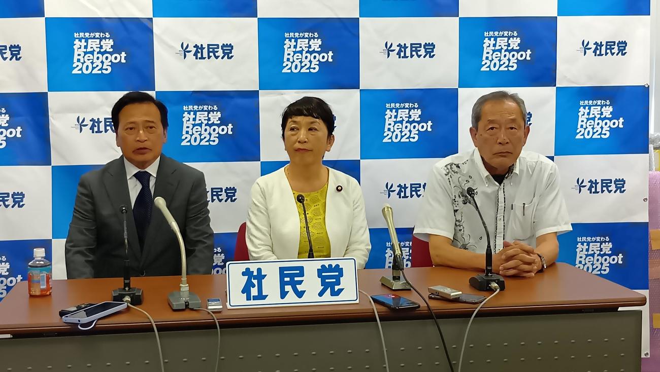 当選から数時間後に社民党本部で会見する、左からラサール石井、福島瑞穂党首、服部良一幹事長