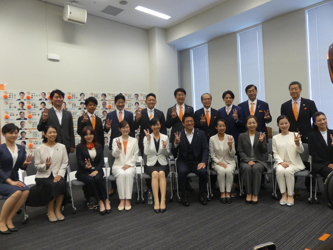 党の定例会見後、参院選で当選した14人らと記念撮影に応じる参政党の神谷代表（前列中央）（撮影・中山知子）