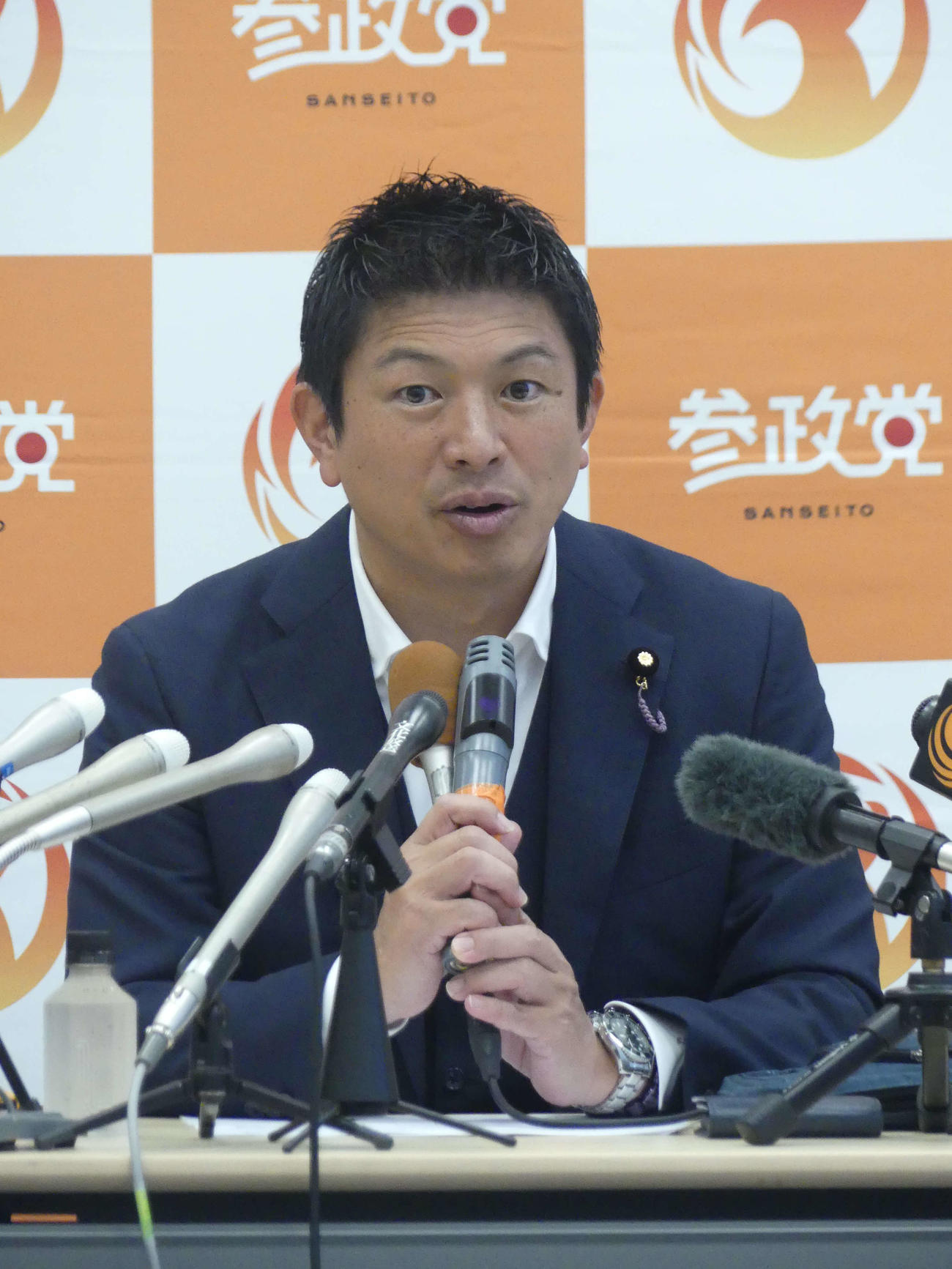 党の定例会見で質問に答える参政党の神谷代表（撮影・中山知子）