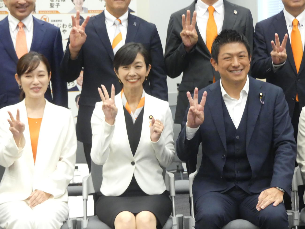 党の定例会見後、写真撮影に応じる左から参政党のさや氏、梅村みずほ氏、神谷宗幣代表（撮影・中山知子）