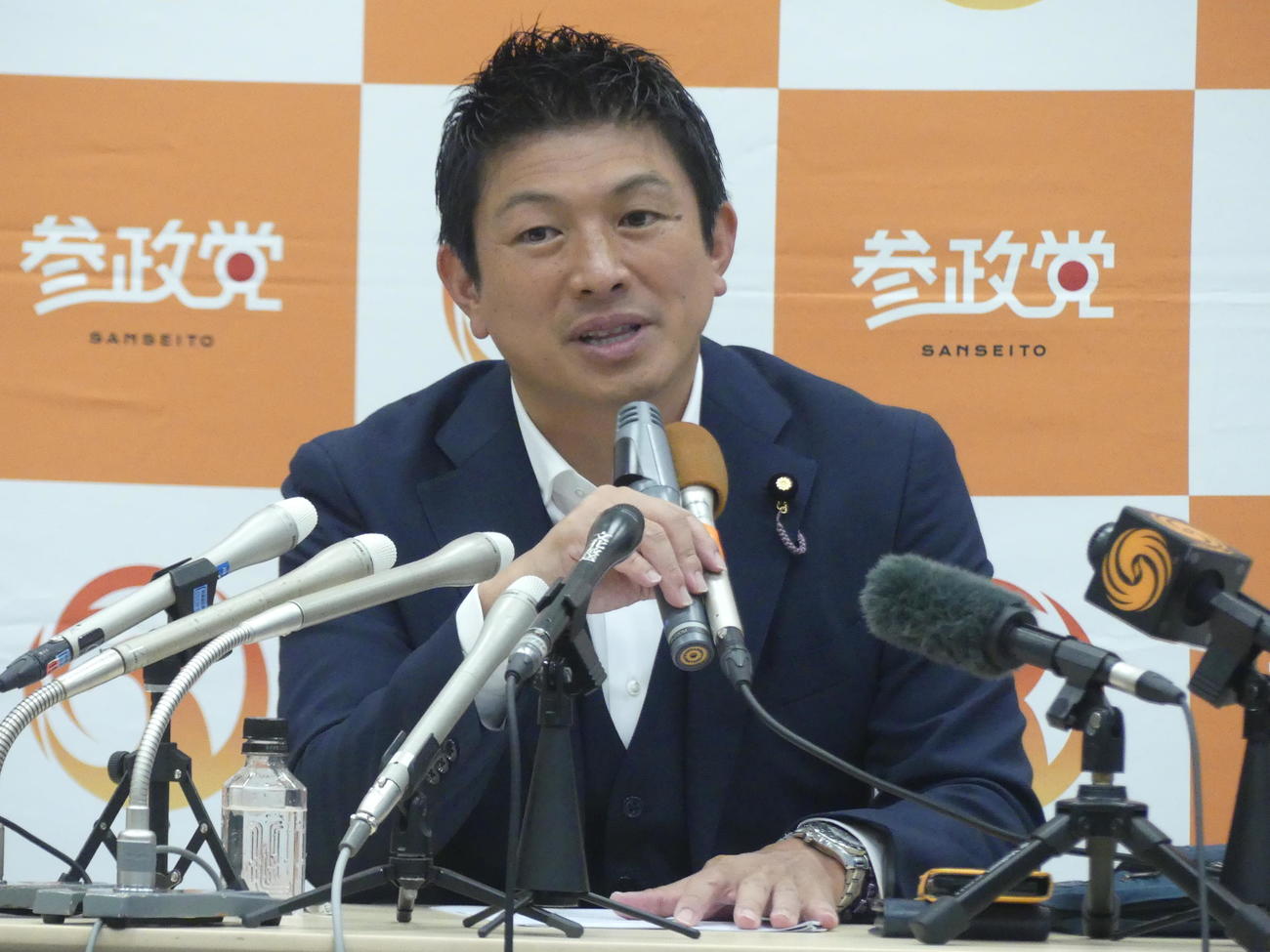 党の定例会見で質問に答える参政党の神谷代表（撮影・中山知子）