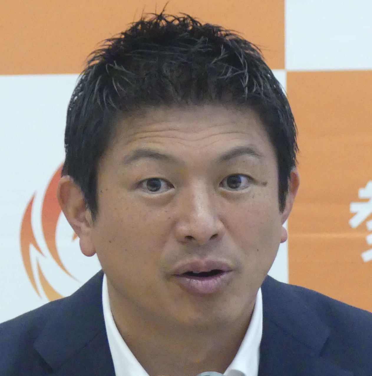 党の定例会見で質問に答える参政党の神谷代表（撮影・中山知子）