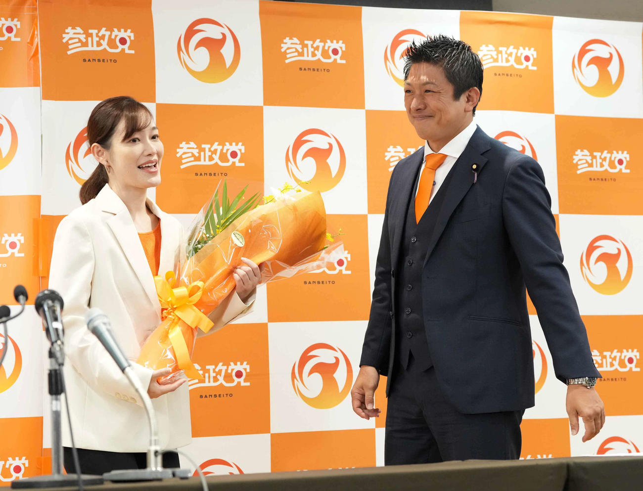 参院選東京選挙区での当選を確実にし神谷宗幣代表（右）から花束贈呈を受ける参政党さや議員（2025年7月19日撮影）