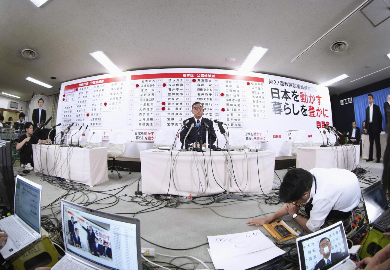 メディアのインタビューに答える自民党総裁（そうさい）の石破首相（共同）