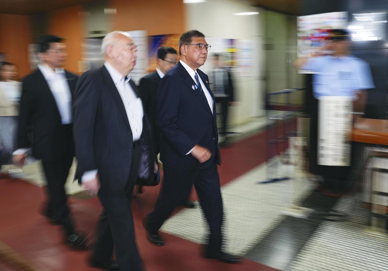 自民党の麻生最高顧問、菅副総裁、岸田前首相との会談を終え、自民党本部を出る石破首相（共同）