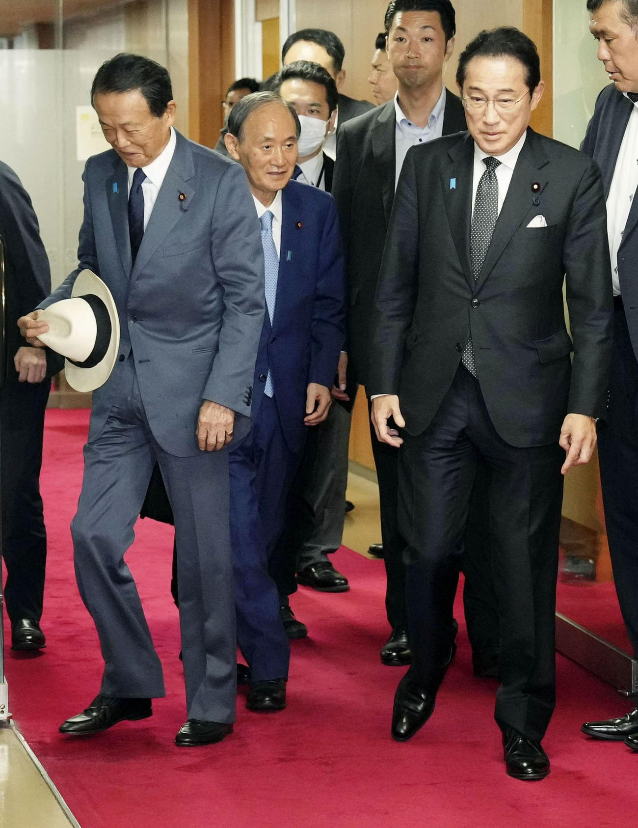 自民党本部で石破首相との会談を終えた、左から麻生最高顧問、菅副総裁、岸田前首相（共同）