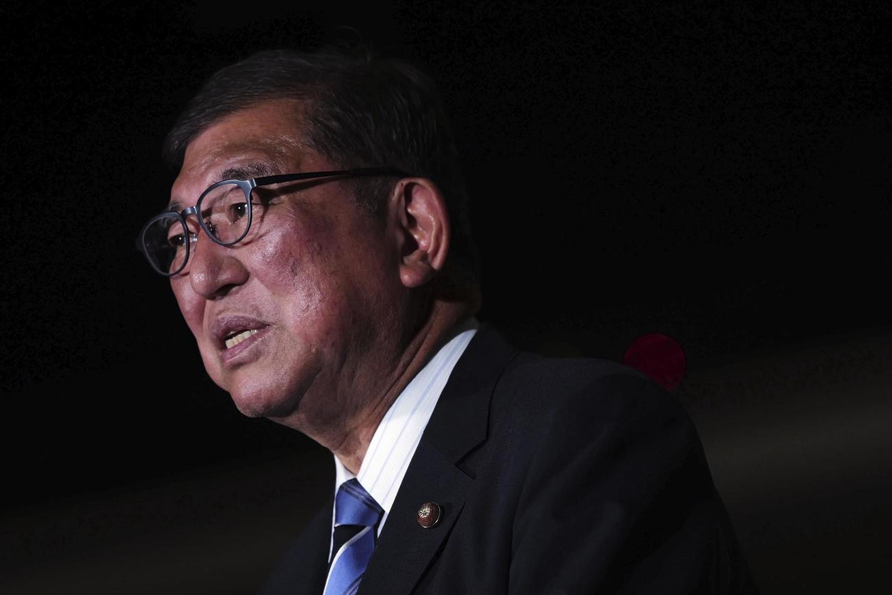 記者団の取材に応じる石破首相（共同）