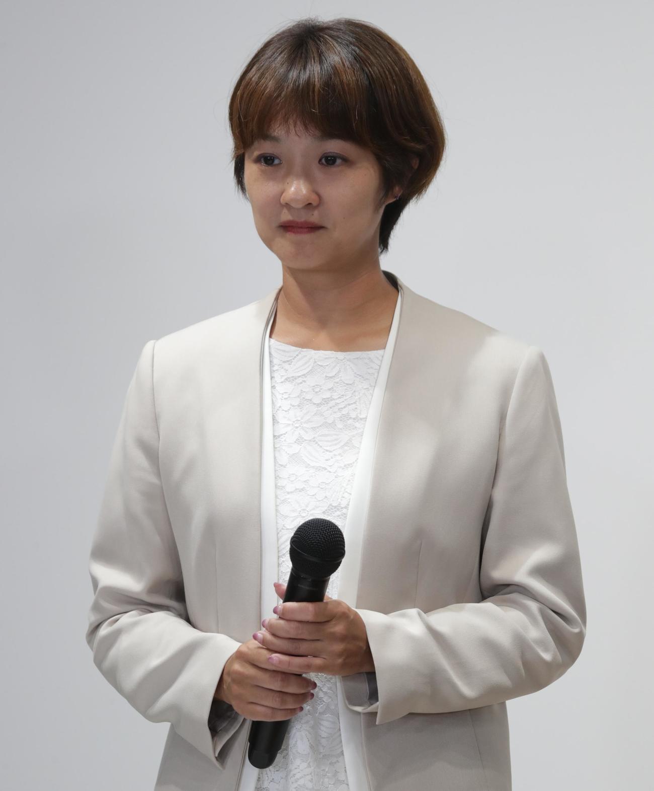 地域政党「再生の道」の会見に出席する吉田綾氏（2025年7月）
