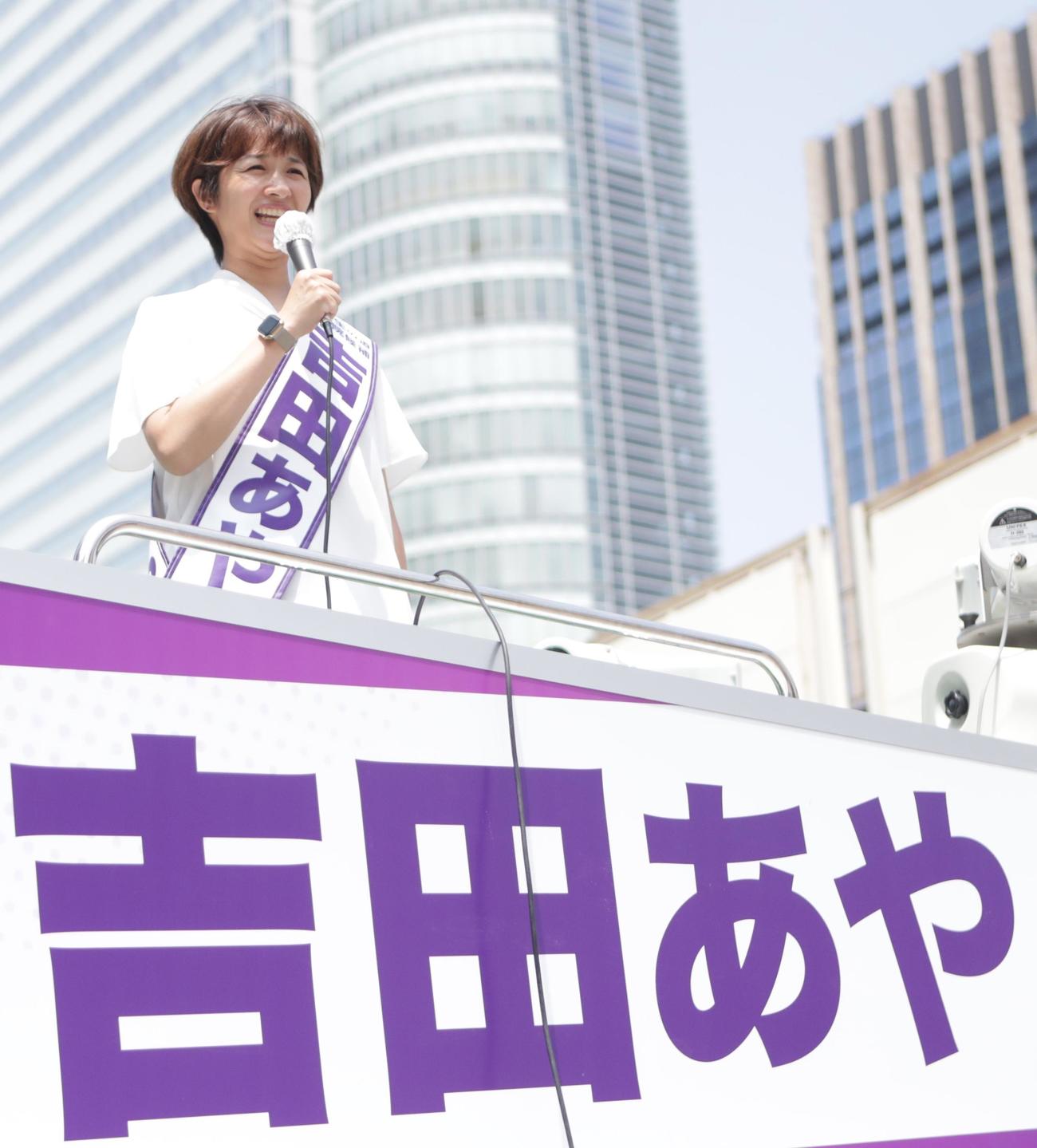 9日、JR秋葉原駅で街頭演説をする「再生の道」吉田綾氏