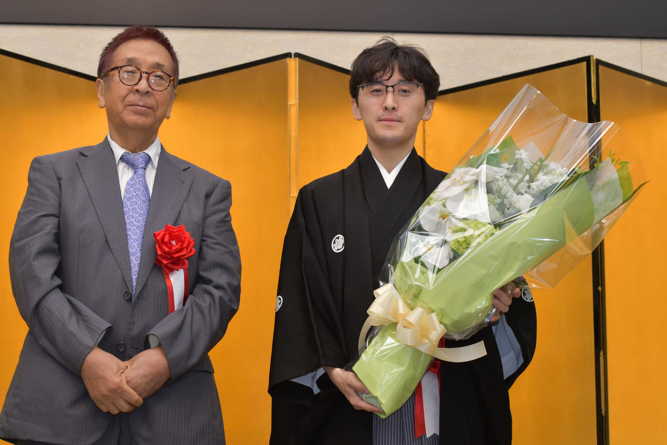 師匠の宮田利男八段（左）から花束を贈呈された伊藤匠叡王（右）
