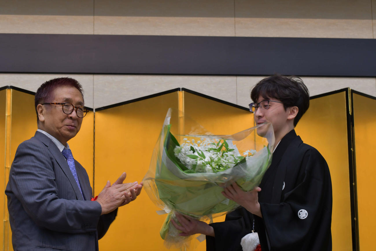 師匠の宮田利男八段（左）から花束を贈呈された伊藤匠叡王（右）