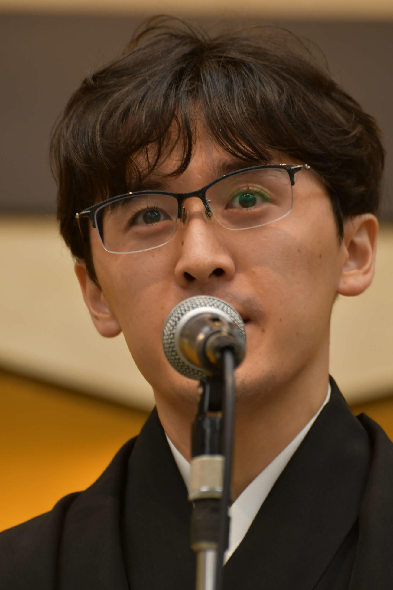 初防衛を果たした就位式で謝辞を述べる伊藤匠叡王