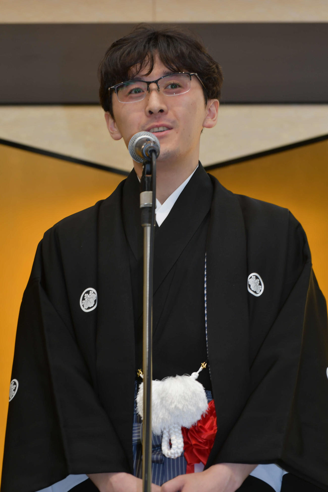 初防衛を果たした就位式で謝辞を述べる伊藤匠叡王