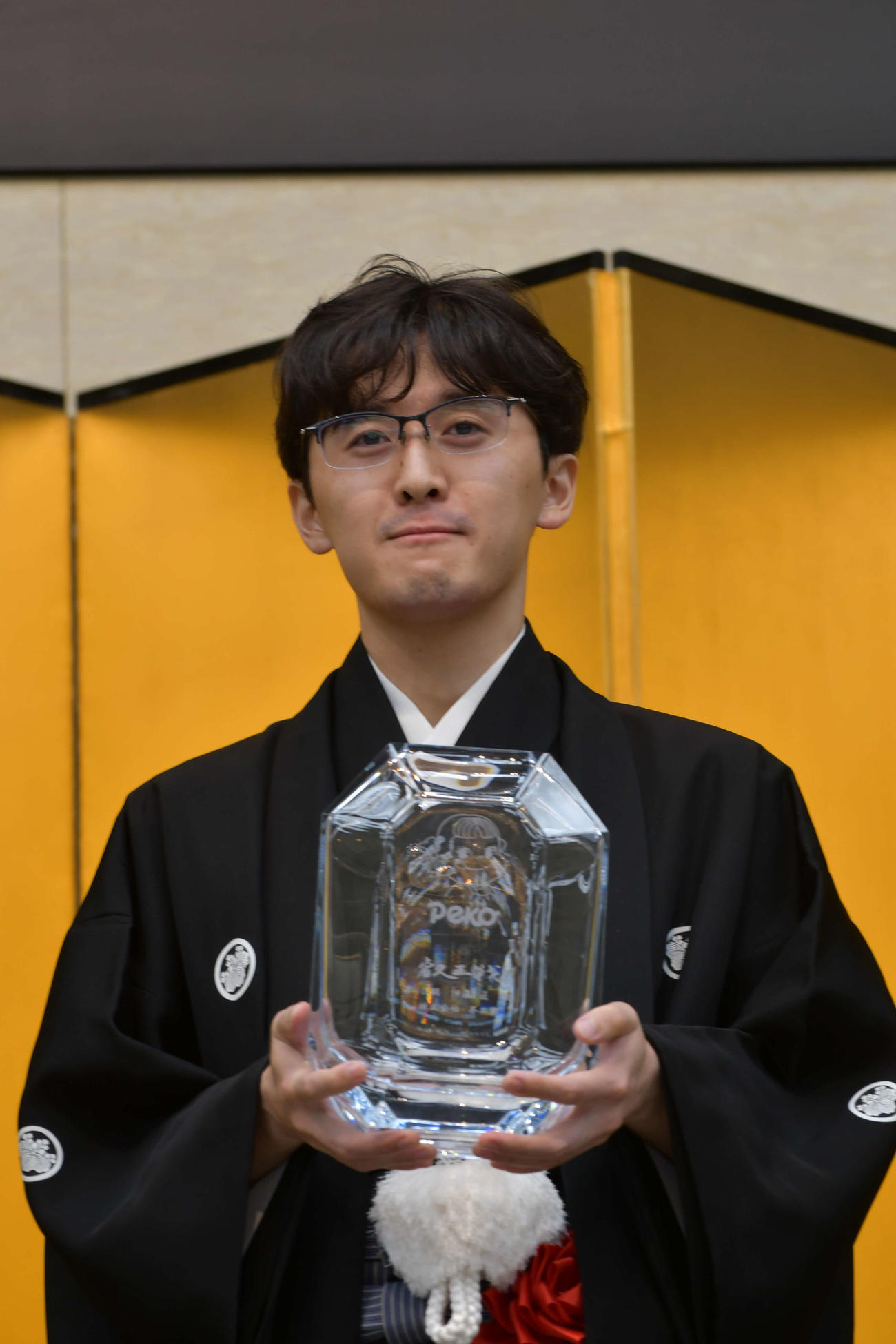 就位式で賞杯を手にする伊藤匠叡王