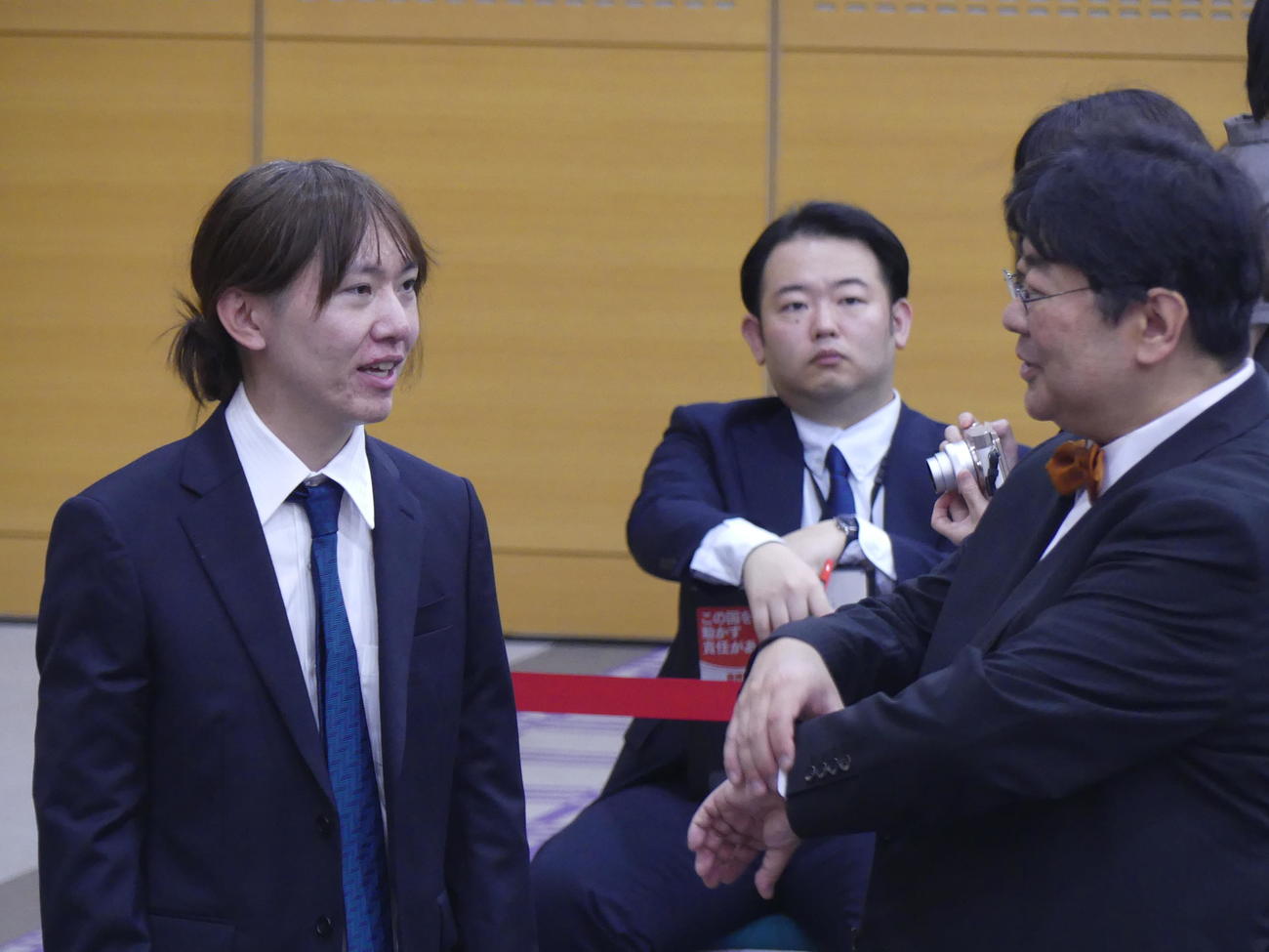参院選比例代表の当選証書付与式で自民党の山田太郎参院議員（右）と言葉を交わすチームみらいの安野貴博党首（撮影・中山知子）