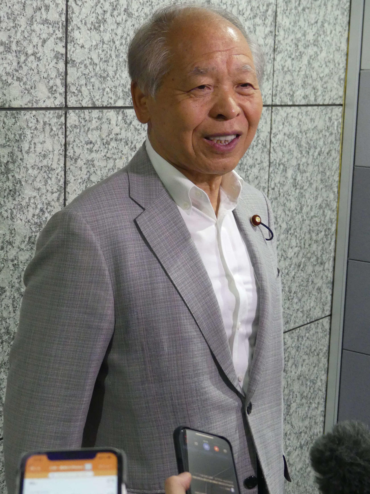 参院選比例代表の当選証書付与式後、取材に応じる自民党の鈴木宗男氏（撮影・中山知子）