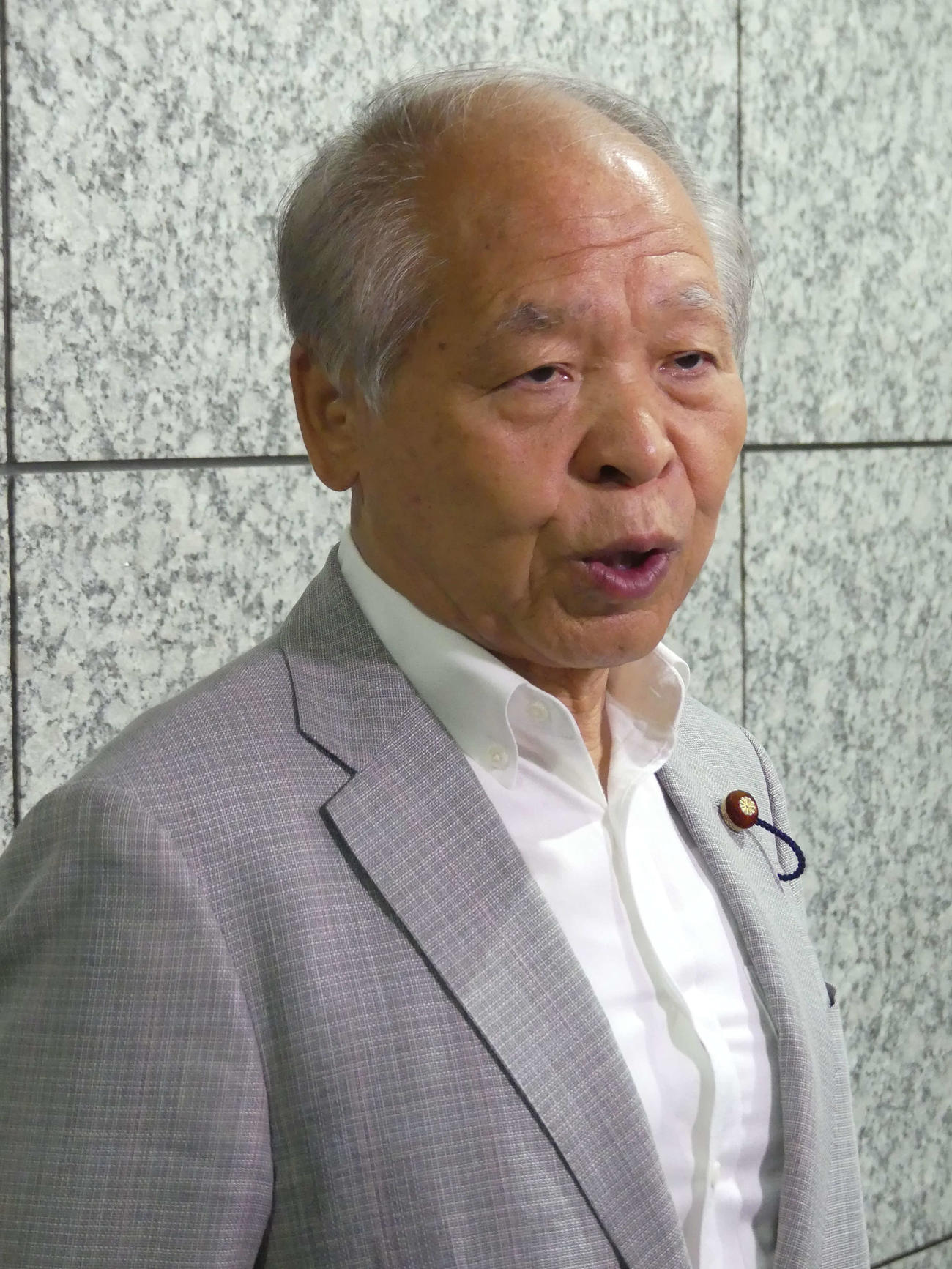 参院選比例代表の当選証書付与式後、取材に応じる自民党の鈴木宗男氏（撮影・中山知子）