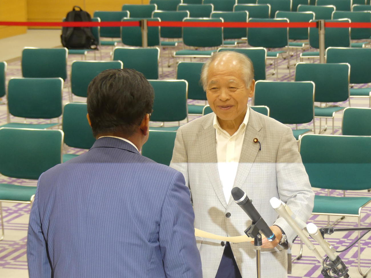 参院選比例代表の当選証書付与式で当選証書を受け取る自民党の鈴木宗男氏（撮影・中山知子）