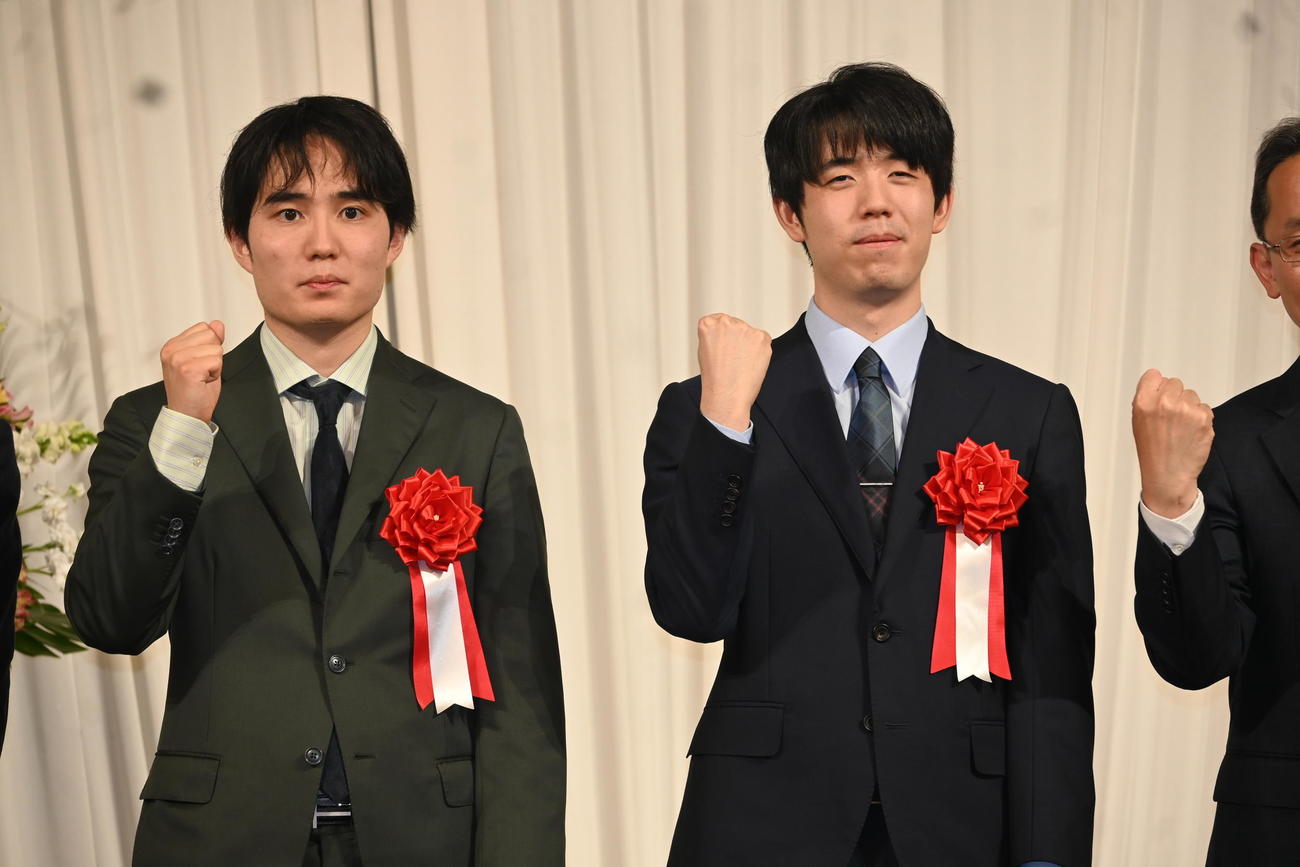 和歌山対局の前夜祭で決意表明した藤井聡太竜王（右）佐々木勇気八段＝24年11月