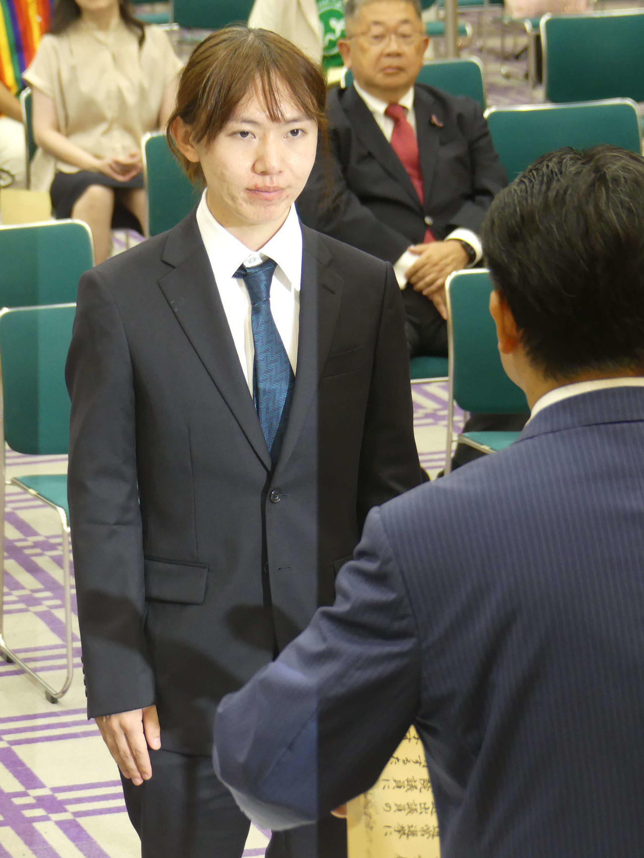 参院選比例代表の当選証書付与式で当選証書を受け取るチームみらいの安野貴博党首（撮影・中山知子）