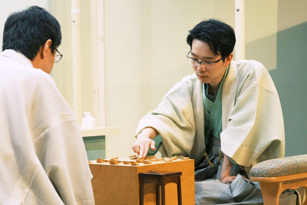 激しい攻め合いとなったが最後で振り切られた豊島将之九段