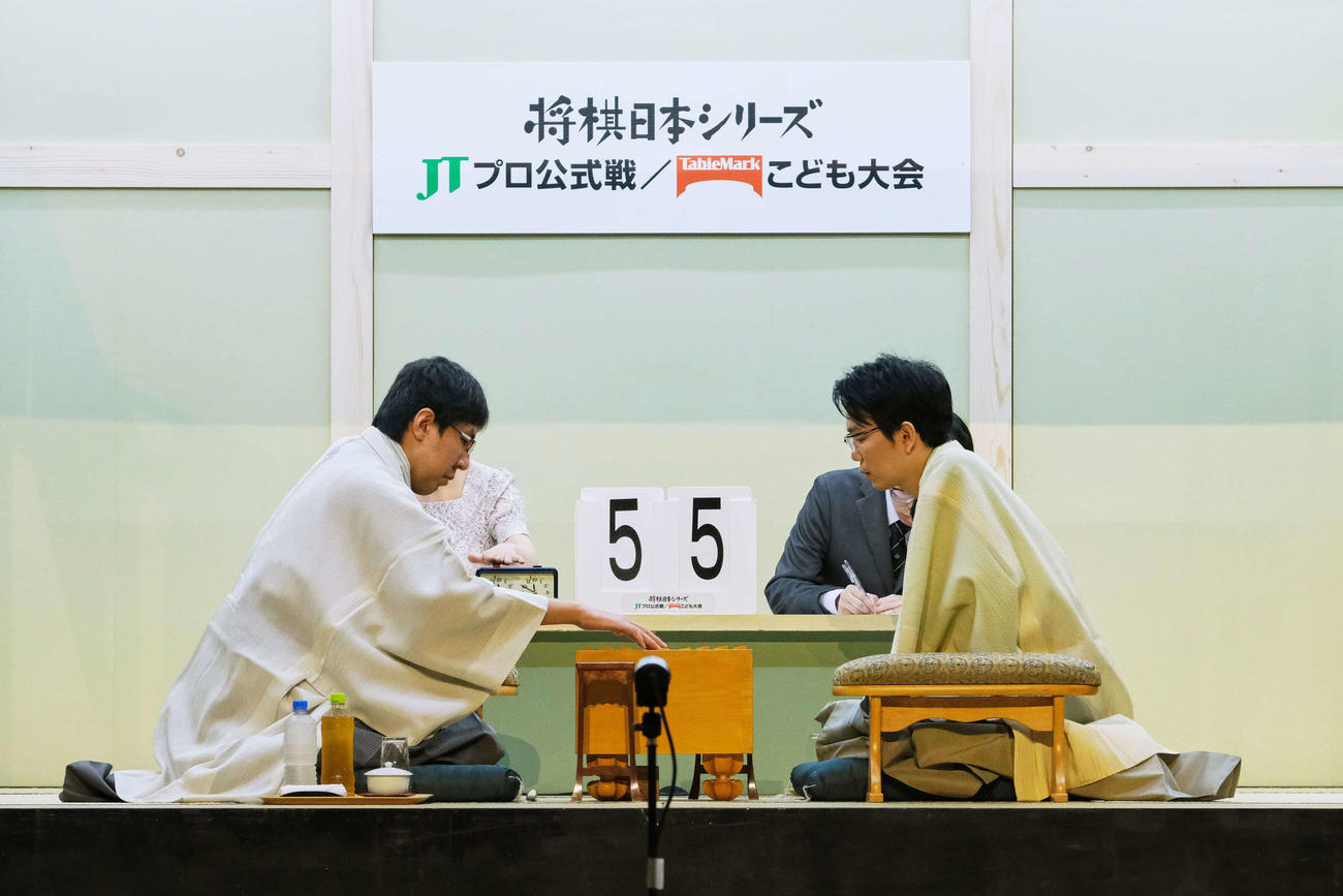 広瀬章人九段（左）は見応えある激しい攻め合いを制して地元札幌での公開対局で豊島将之九段（右）を下す