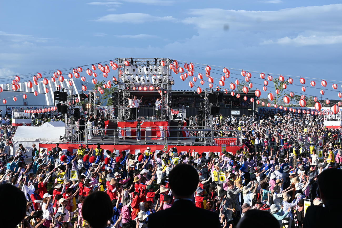 ステージからギネス公式認定員が審査する中、参加者は盆踊りのギネス世界記録に挑戦（撮影・松浦隆司）