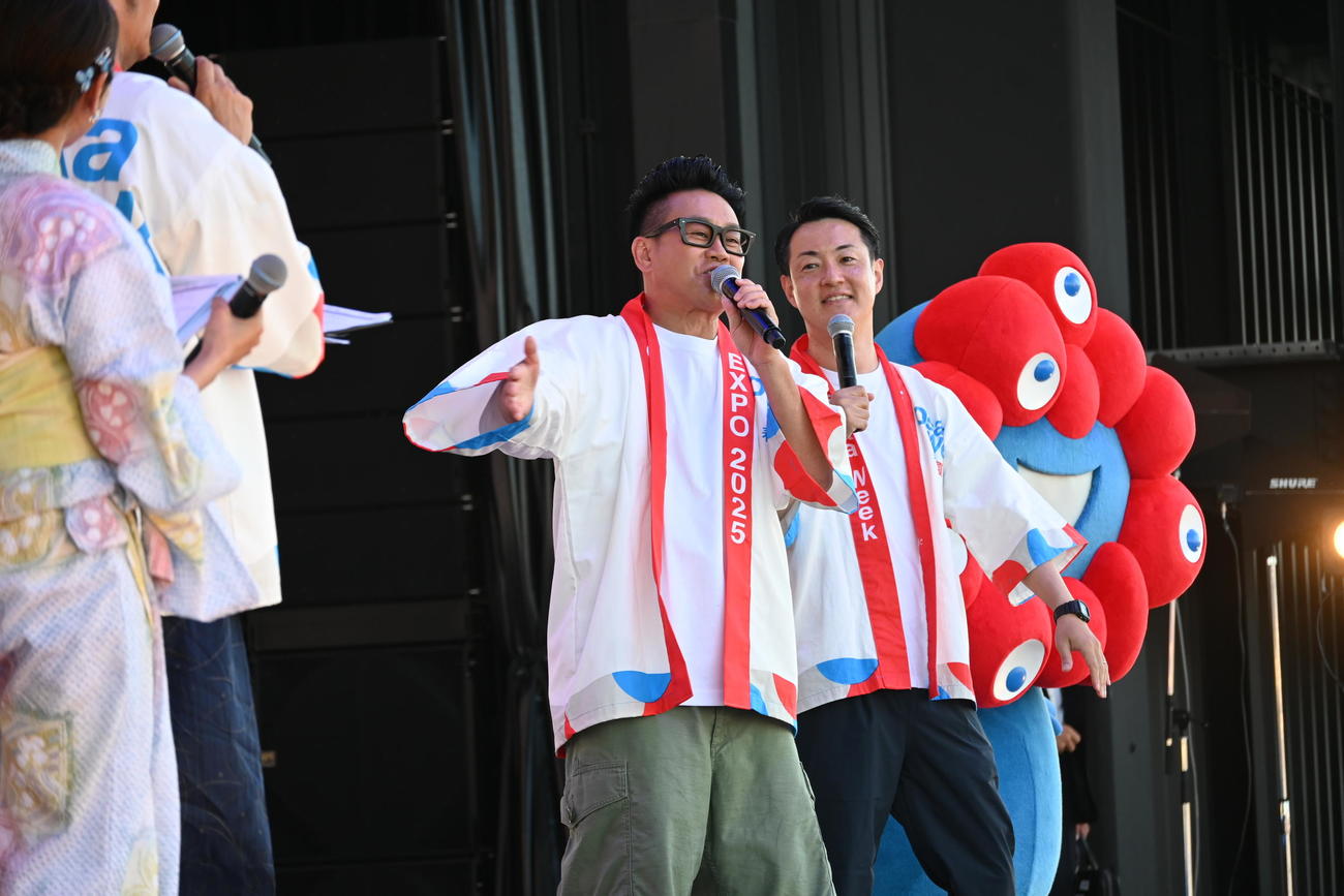 盆踊りのギネス世界記録挑戦の参加者に気合を入れる宮川大輔（左）、大阪市の横山英幸市長（撮影・松浦隆司）