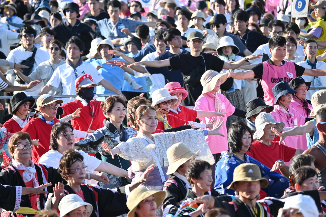 盆踊りのギネス世界記録に挑戦した参加者（撮影・松浦隆司）