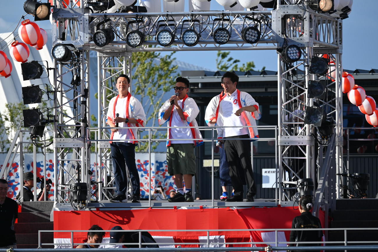 盆踊りのギネス世界記録挑戦の参加者に気合を入れる宮川大輔（中央）、大阪市の横山英幸市長（左）大阪府の吉村洋文知事（撮影・松浦隆司）