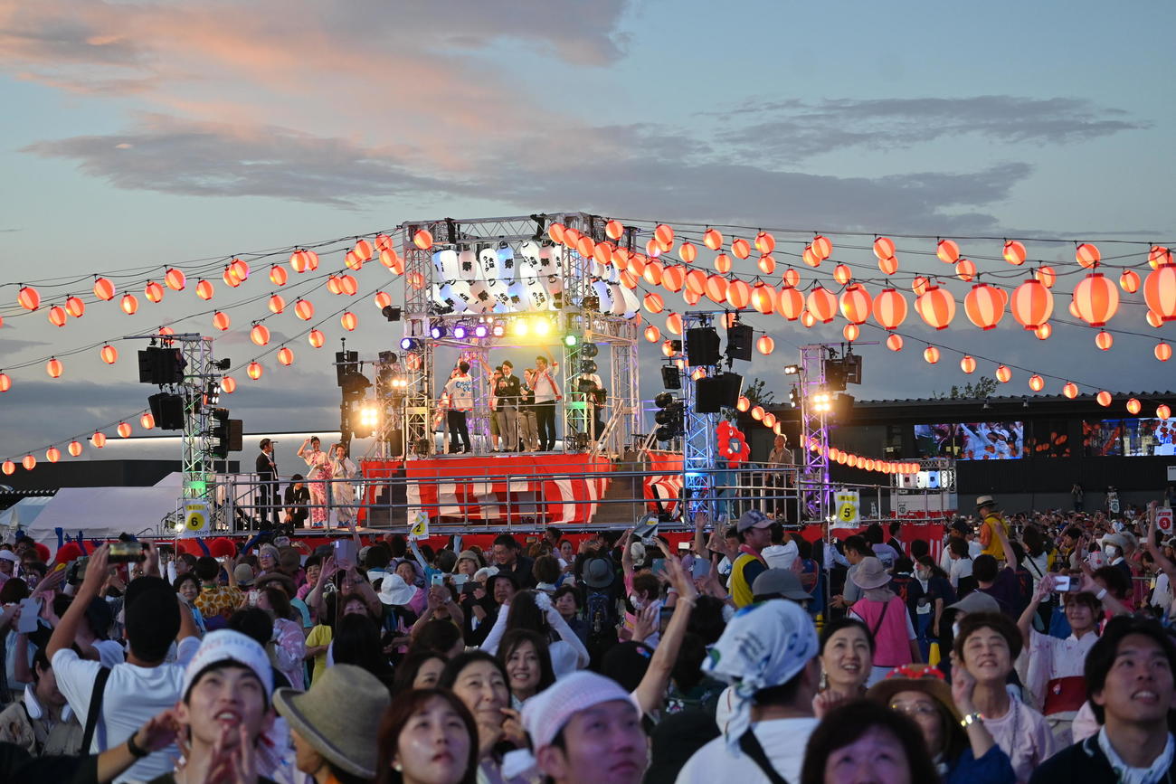 万博会場で参加者は盆踊りのギネス世界記録達成に大喜び（撮影・松浦隆司）