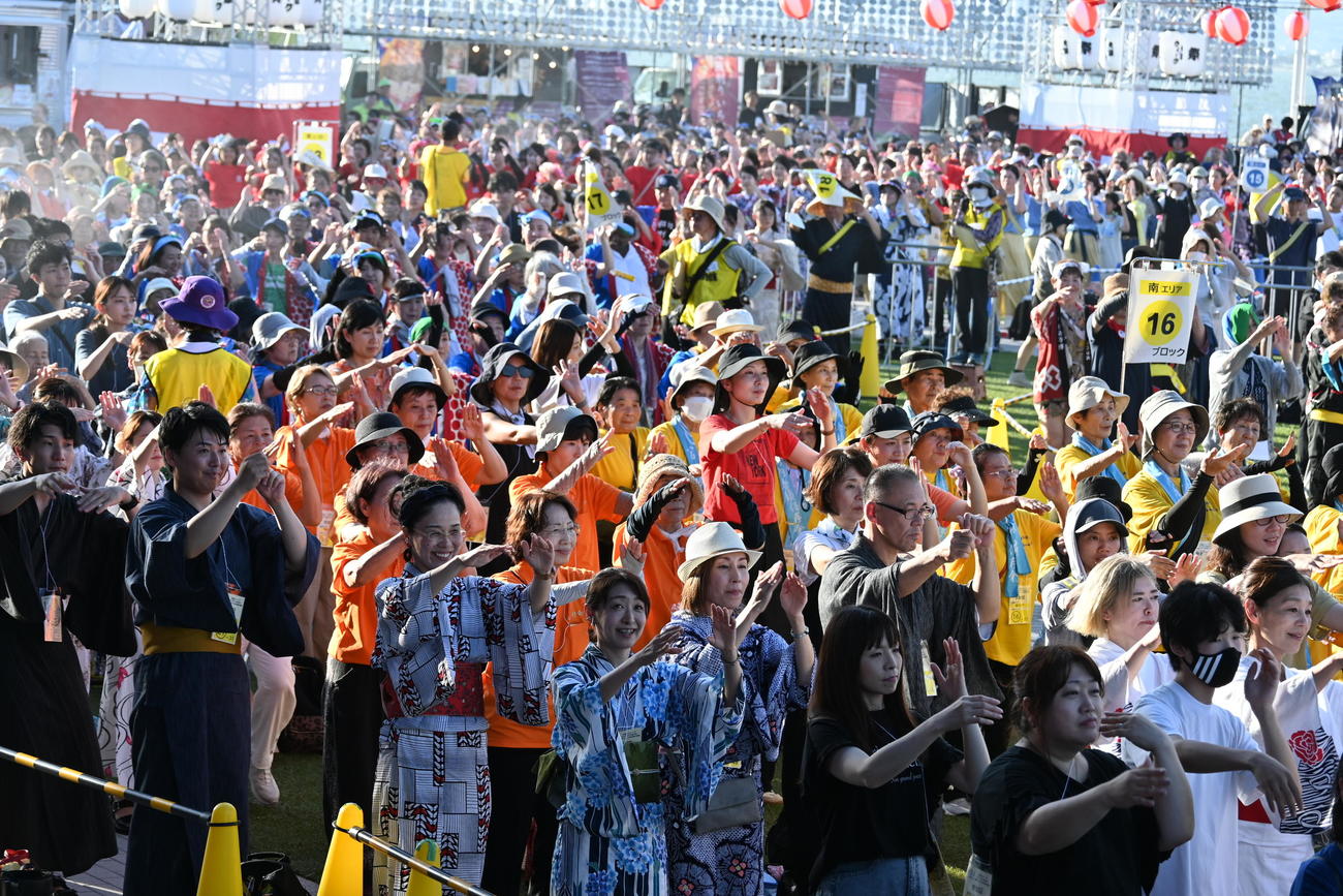万博会場で参加者は盆踊りのギネス世界記録に挑戦（撮影・松浦隆司）
