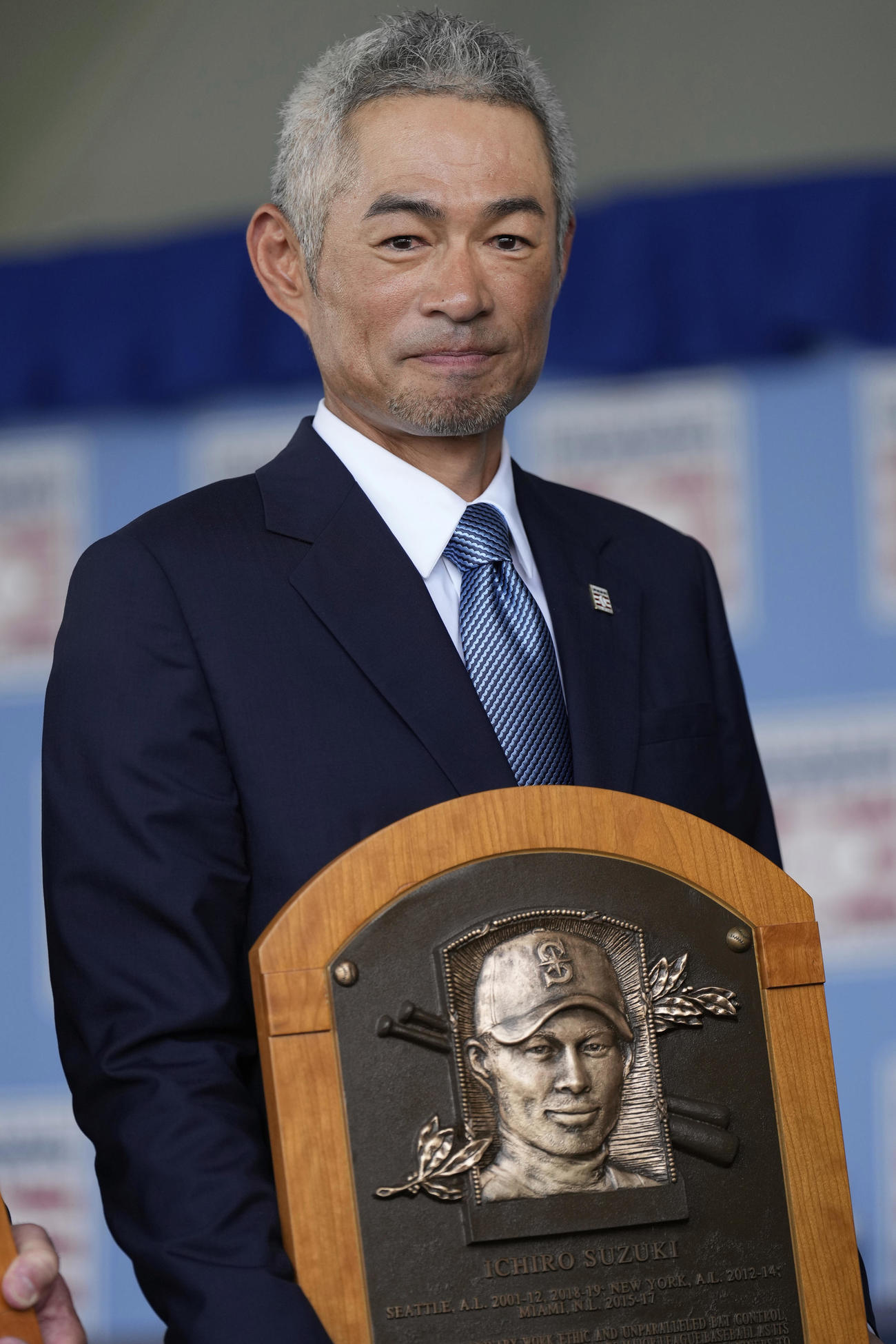 米国野球殿堂入りしたイチロー氏は笑顔で自身のレリーフを持つ（AP）
