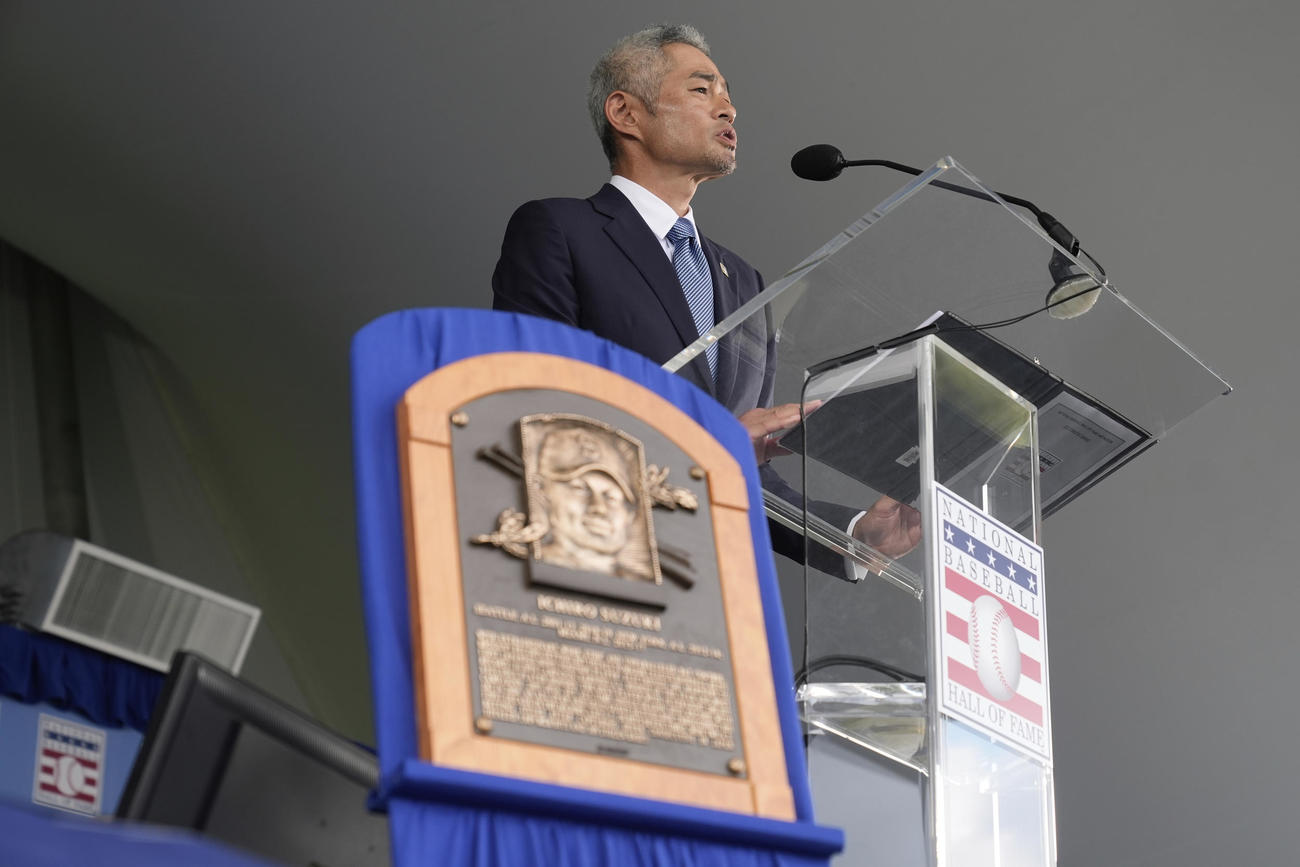 米国野球殿堂入り式典でスピーチするイチロー氏（AP）
