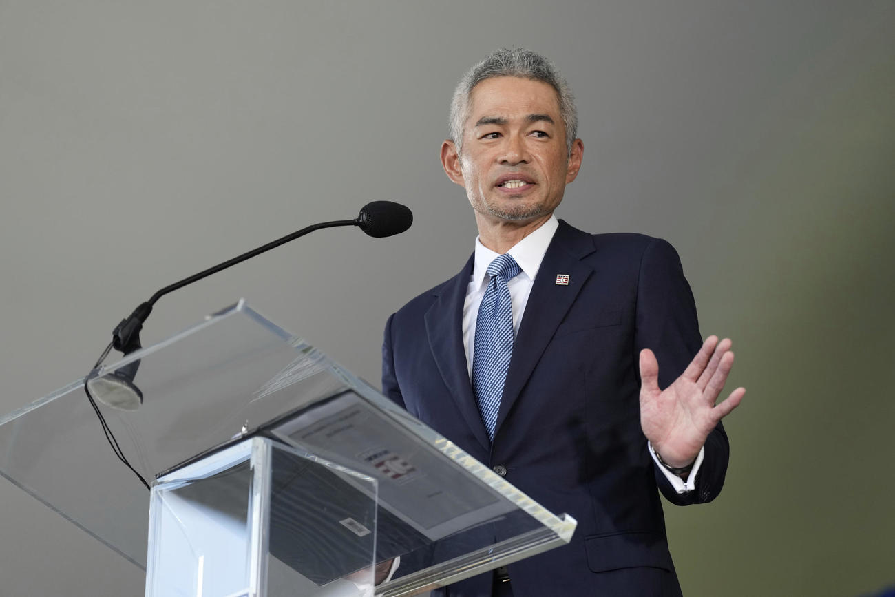 米国野球殿堂入りの式典でスピーチするイチロー氏（AP）