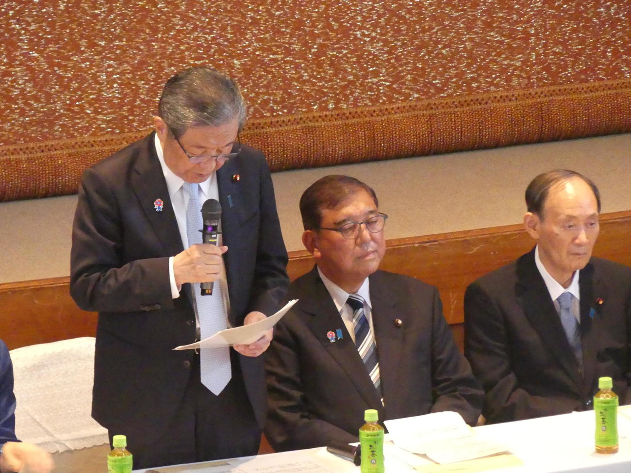 自民党両院議員懇談会であいさつする森山裕幹事長（左）（撮影・中山知子）