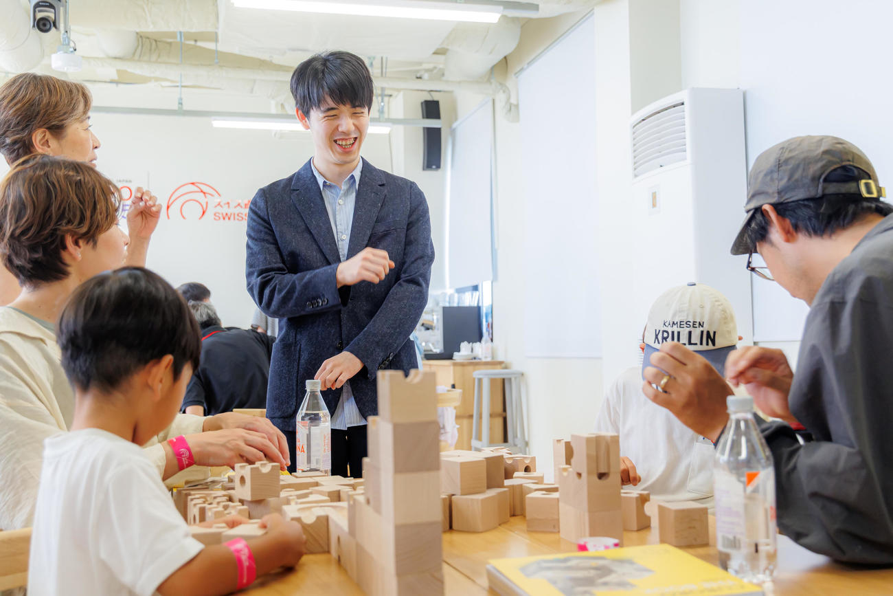 大阪・関西万博のスイス館で行われた日本とスイスの文化交流を深めるワークショップ「CUBORO（キュボロ）で遊ぼう」に参加した藤井聡太7冠