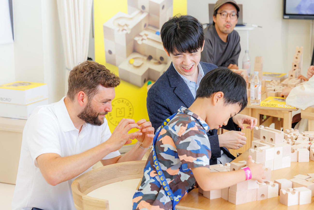 大阪・関西万博のスイス館で行われた日本とスイスの文化交流を深めるワークショップ「CUBORO（キュボロ）で遊ぼう」に参加した藤井聡太7冠