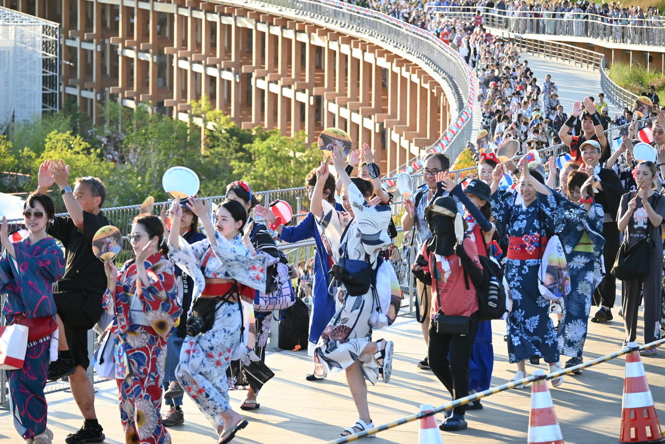 大屋根リングの盆踊りに約8000人が参加した（撮影・松浦隆司）