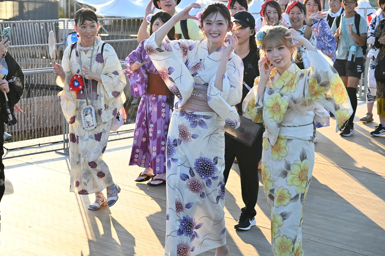 大屋根リングの盆踊りの応援で駆けつけたゆうちゃみとゆいちゃみ（撮影・松浦隆司）