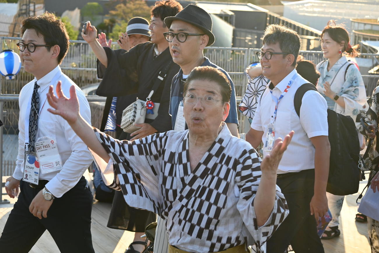 大屋根リングの盆踊りの応援で駆けつけた西川きよし（撮影・松浦隆司）