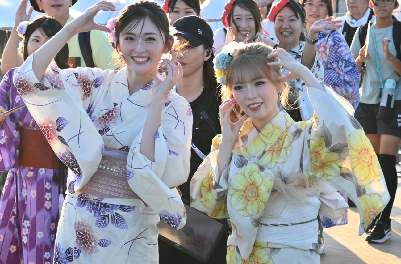 大屋根リングの盆踊りの応援で駆けつけたゆうちゃみとゆいちゃみ（撮影・松浦隆司）