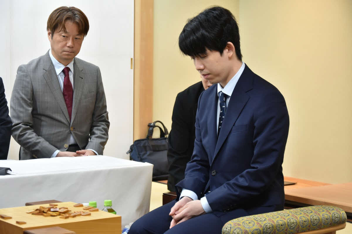 新千歳空港対局となる将棋王位戦7番勝負第3局の前日検分を飛行機柄のネクタイ姿で行う藤井聡太王位（日本将棋連盟提供）