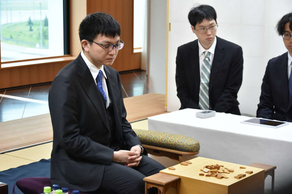 王位戦7番勝負第3局の前日検分を行った永瀬拓矢九段（日本将棋連盟提供）